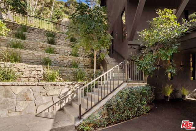 1782 Viewmont Drive, Los Angeles, CA 90069
