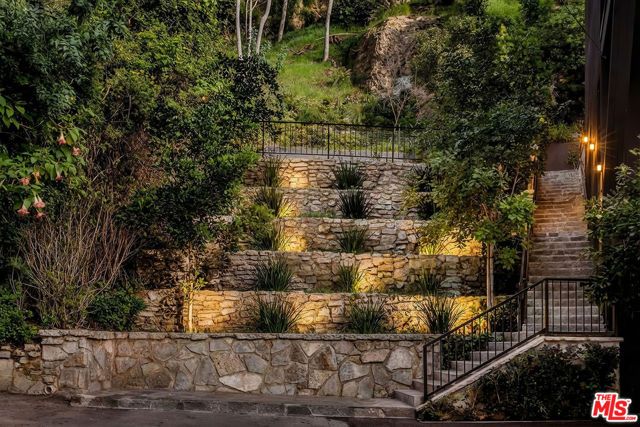 1782 Viewmont Drive, Los Angeles, CA 90069