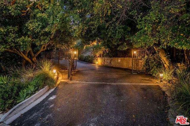 1782 Viewmont Drive, Los Angeles, CA 90069