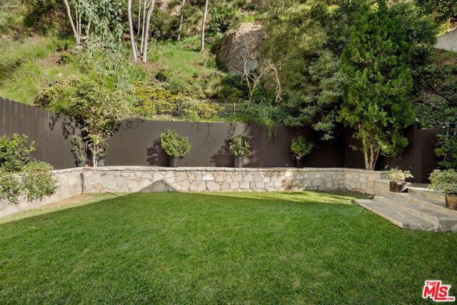 1782 Viewmont Drive, Los Angeles, CA 90069
