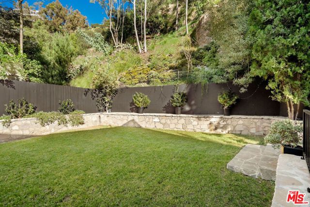 1782 Viewmont Drive, Los Angeles, CA 90069