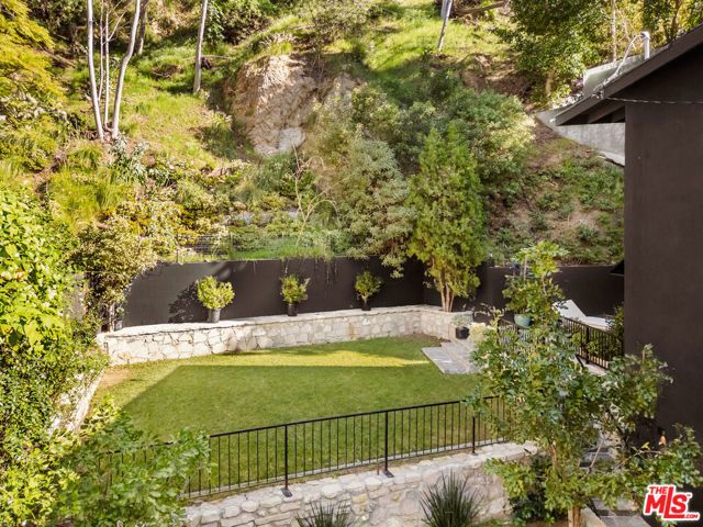 1782 Viewmont Drive, Los Angeles, CA 90069
