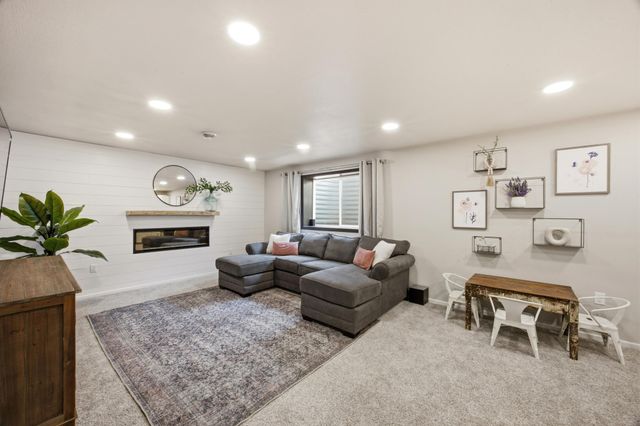 5537 38th Avenue S, Fargo, ND 58104