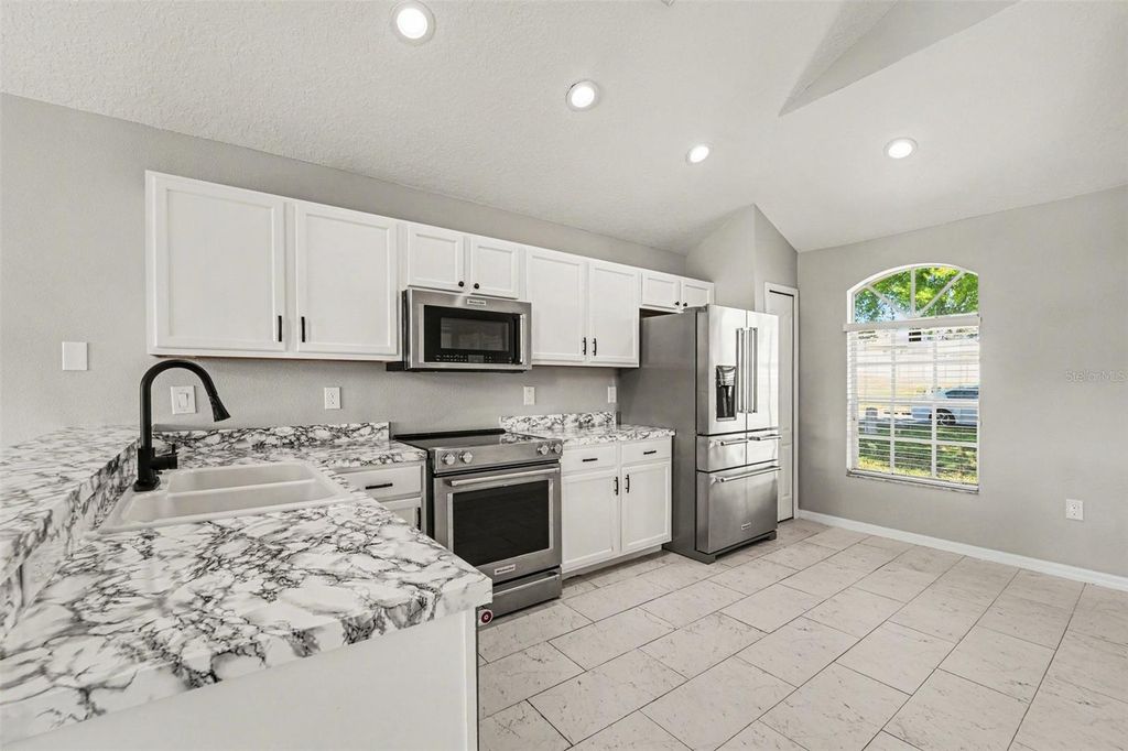 Image 3 of property listing at 7533 MERCHANTVILLE CIRCLE, Zephyrhills, FL 33540