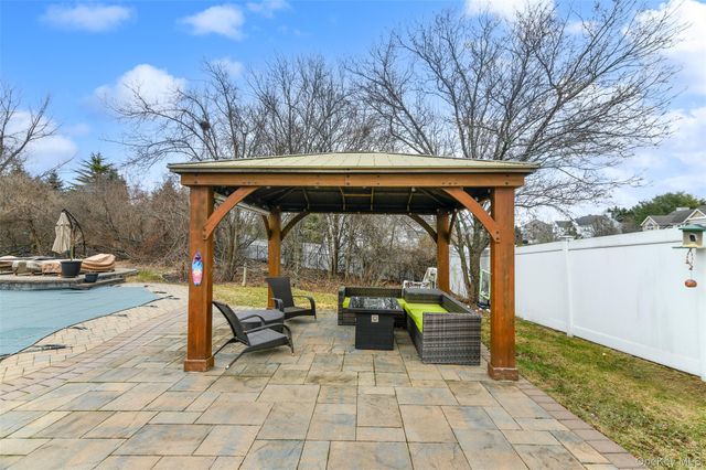 3 Sweetgum Lane, Miller Place, NY 11764