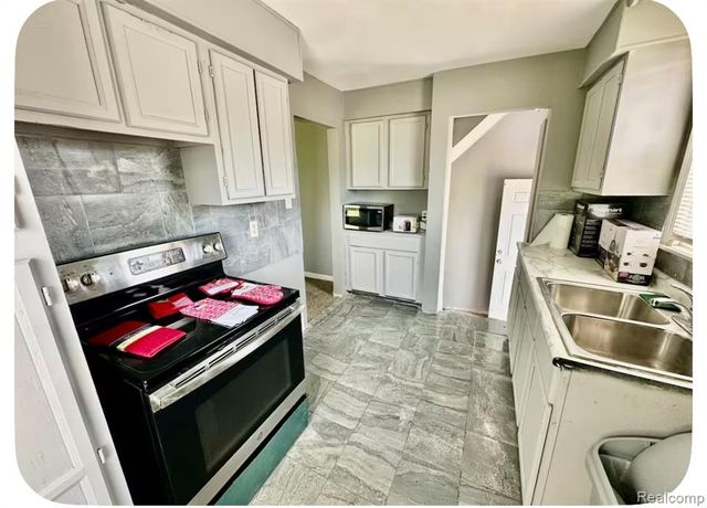 19129 Strasburg Street, Flat Rock, MI 48205