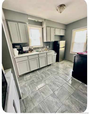 19129 Strasburg Street, Flat Rock, MI 48205