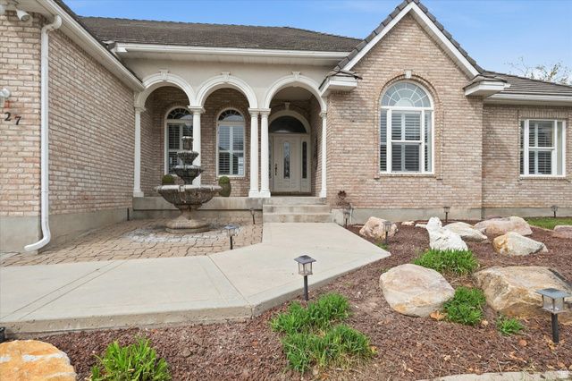 27 CANTERBURY LN, Logan, UT 84321