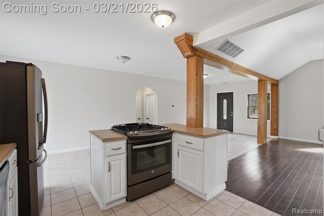 12913 9 Mile Road, South Lyon, MI 48178