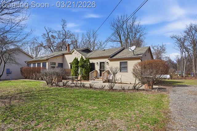 12913 9 Mile Road, South Lyon, MI 48178