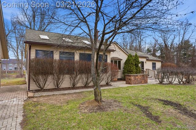 12913 9 Mile Road, South Lyon, MI 48178