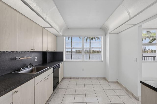 2851 NE 183rd Street 216E, Aventura, FL 33160