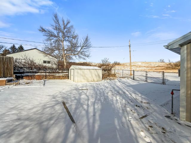 620 13th St NE, Minot, ND 58703