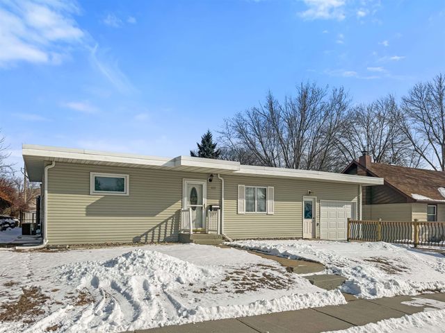 620 13th St NE, Minot, ND 58703