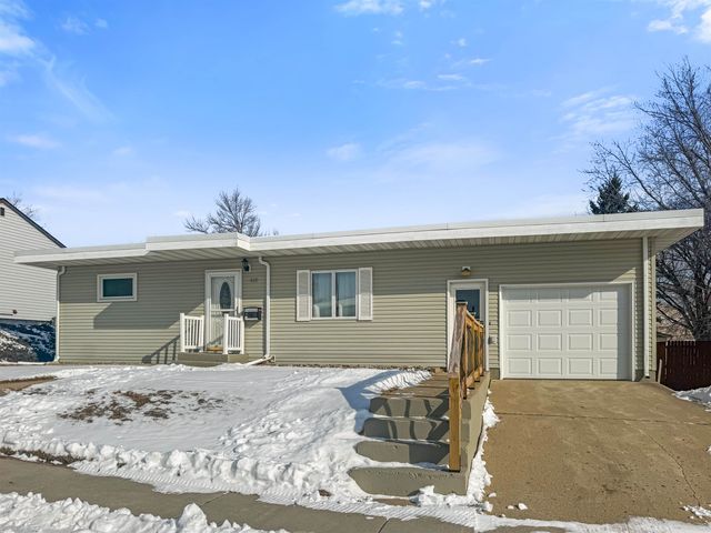 620 13th St NE, Minot, ND 58703