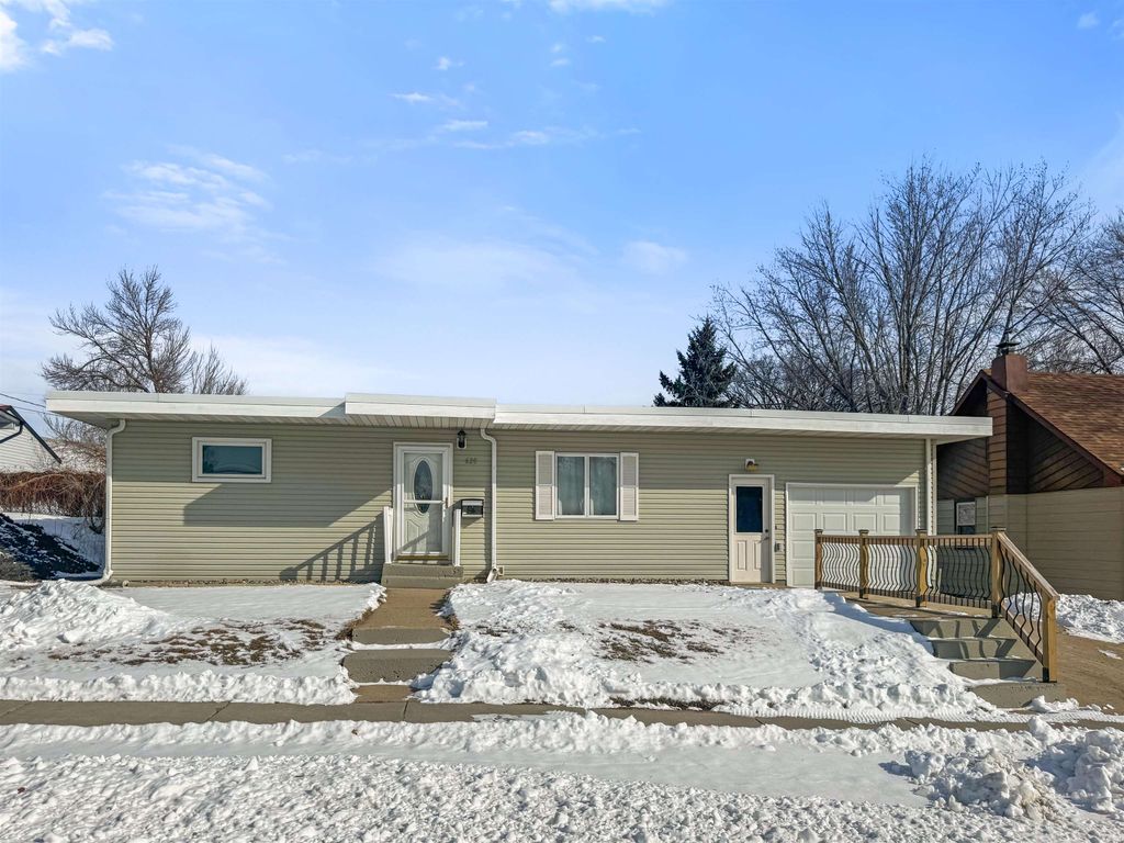 620 13th St NE, Minot, ND 58703