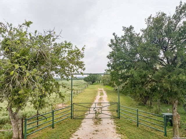 9611 WILKE RD, Kingsbury, TX 78638