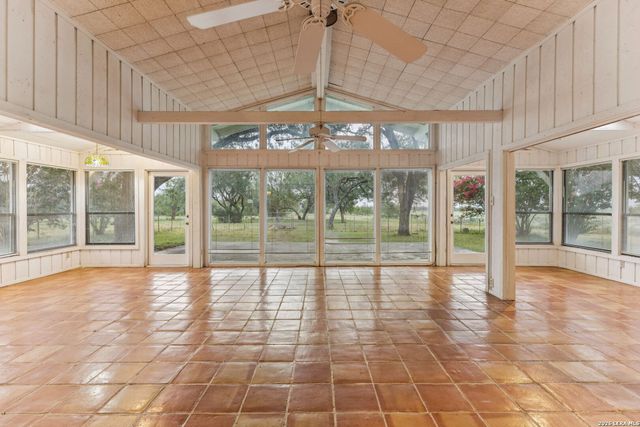 9611 WILKE RD, Kingsbury, TX 78638