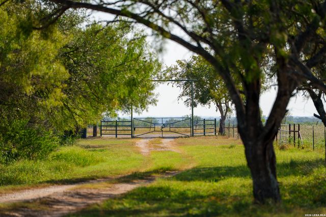9611 WILKE RD, Kingsbury, TX 78638