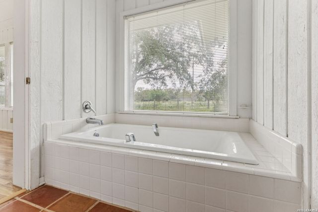 9611 WILKE RD, Kingsbury, TX 78638