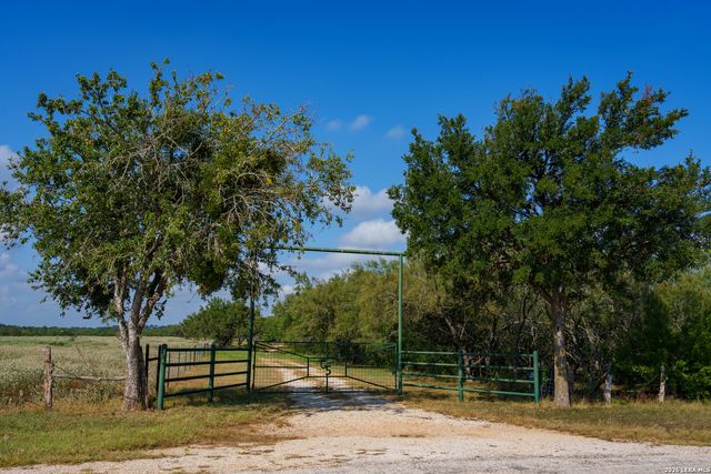 9611 WILKE RD, Kingsbury, TX 78638