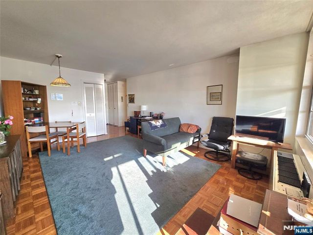 380 Mountain 805, Union City, NJ 07087