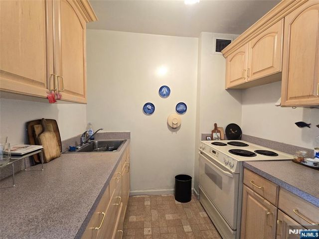 380 Mountain 805, Union City, NJ 07087