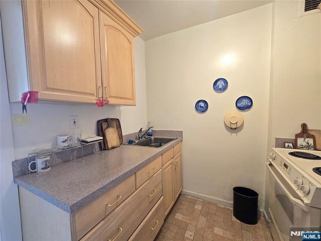 380 Mountain 805, Union City, NJ 07087