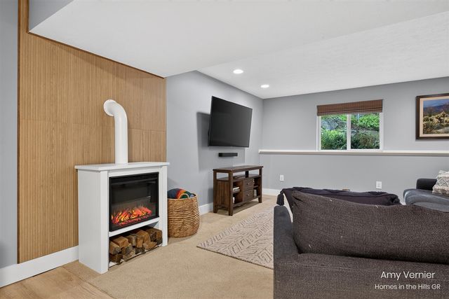 7860 Sandy Hollow Drive, Alto, MI 49302