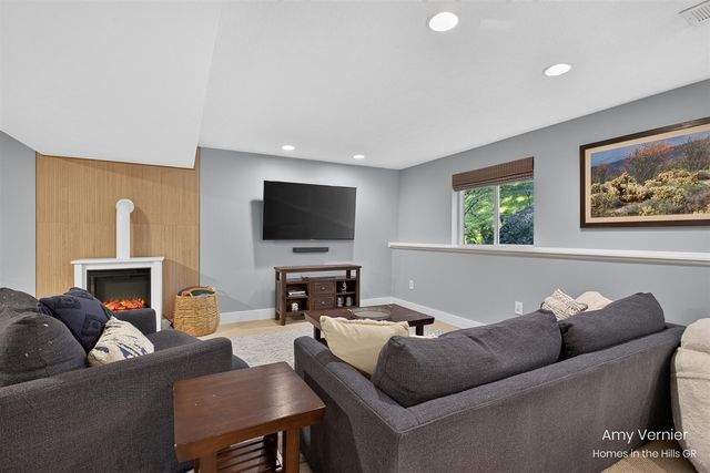 7860 Sandy Hollow Drive, Alto, MI 49302