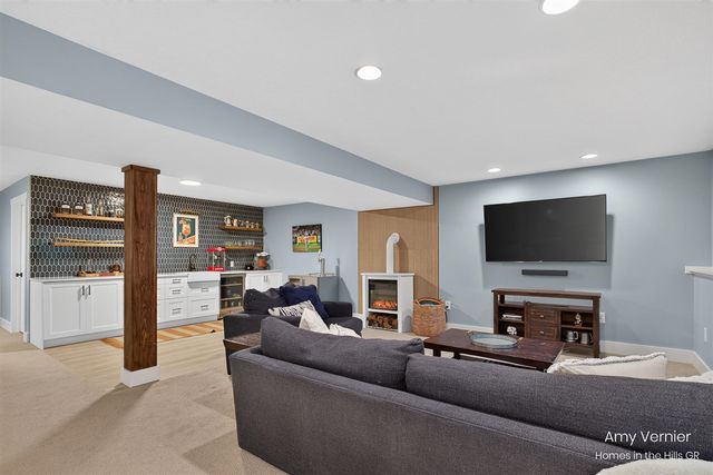 7860 Sandy Hollow Drive, Alto, MI 49302