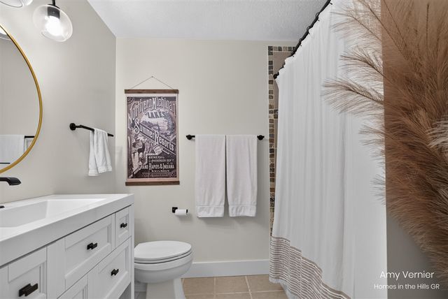 7860 Sandy Hollow Drive, Alto, MI 49302