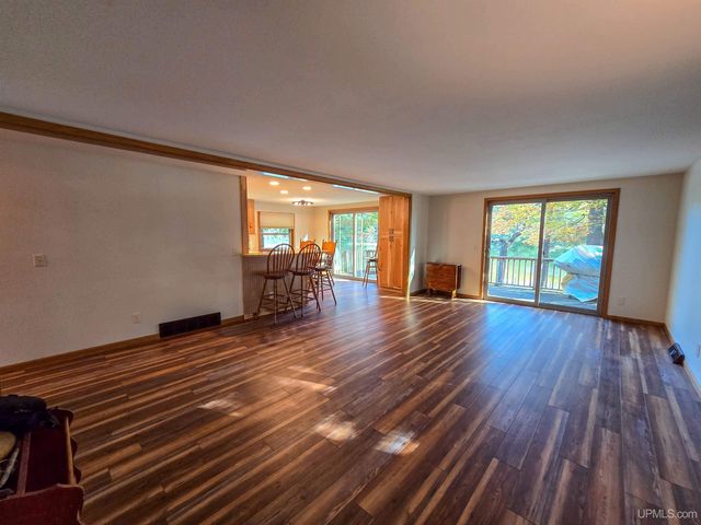 3954 Hayward Road, Munising, MI 49862