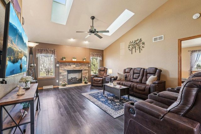 1215 Huron WAY, Hartford, WI 53027