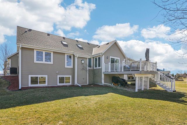 1215 Huron WAY, Hartford, WI 53027