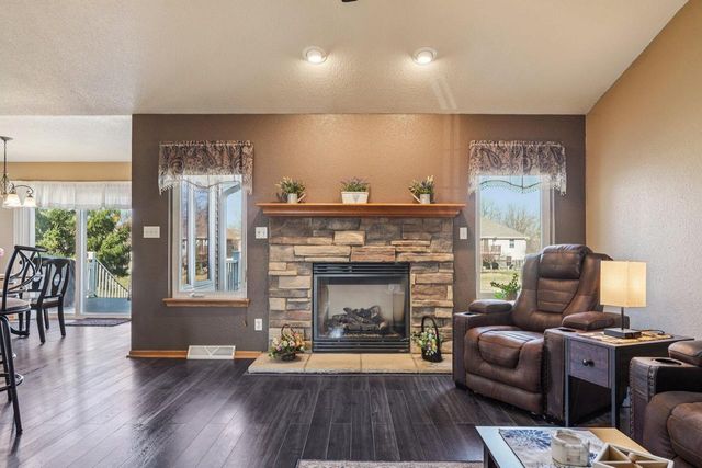 1215 Huron WAY, Hartford, WI 53027