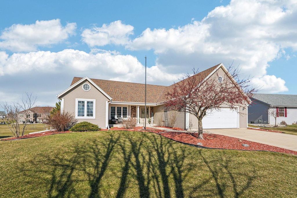 1215 Huron WAY, Hartford, WI 53027