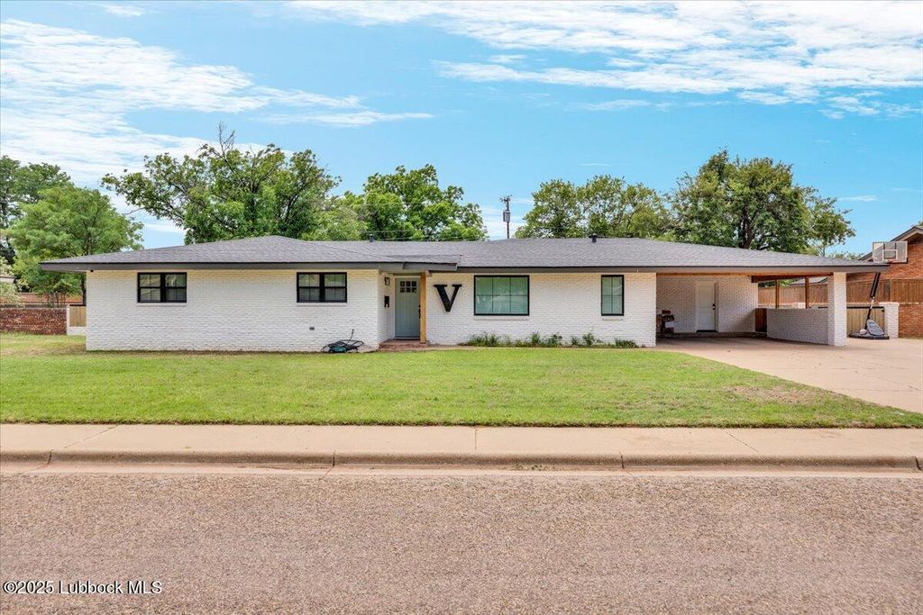 1702 E Buckley Street, Brownfield, TX 79316