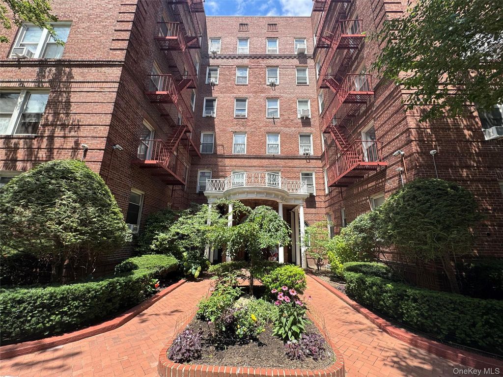 111-39 76th Road D1, Forest Hills, NY 11375