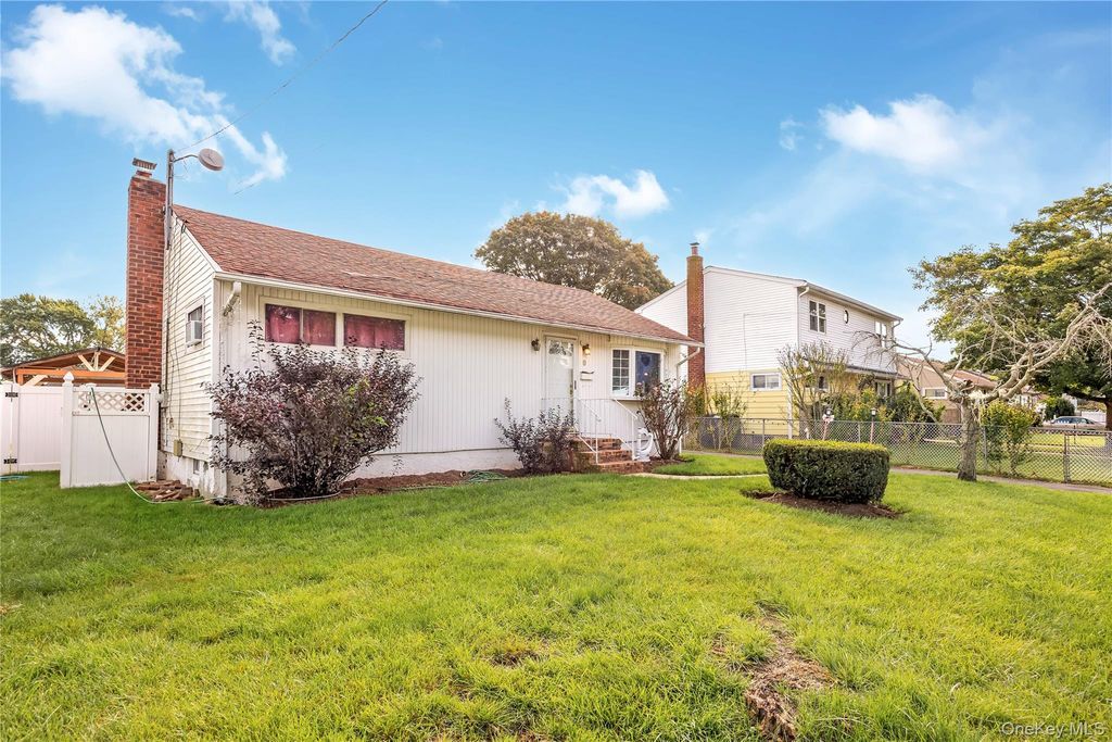 9 Surrey Drive, Amityville, NY 11701 — photo 2
