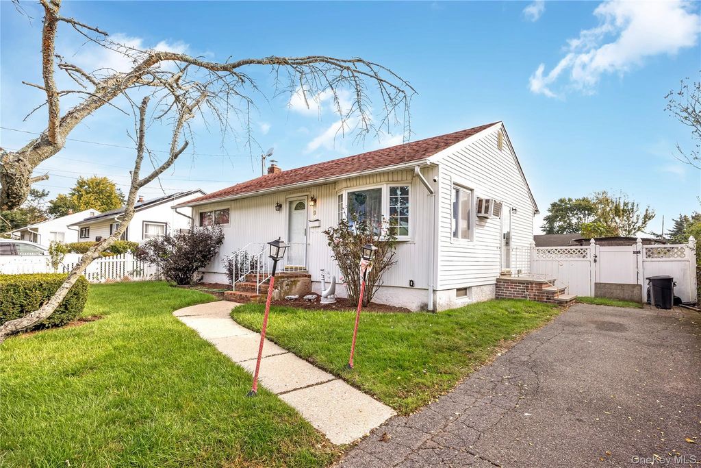 9 Surrey Drive, Amityville, NY 11701 — photo 3