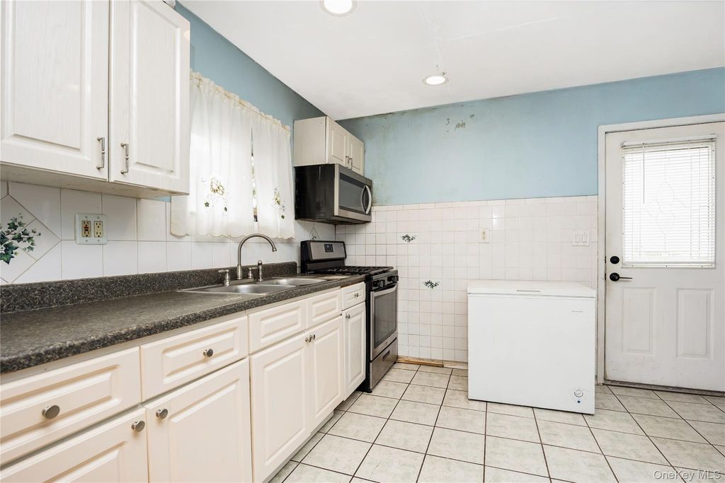 9 Surrey Drive, Amityville, NY 11701 — photo 4