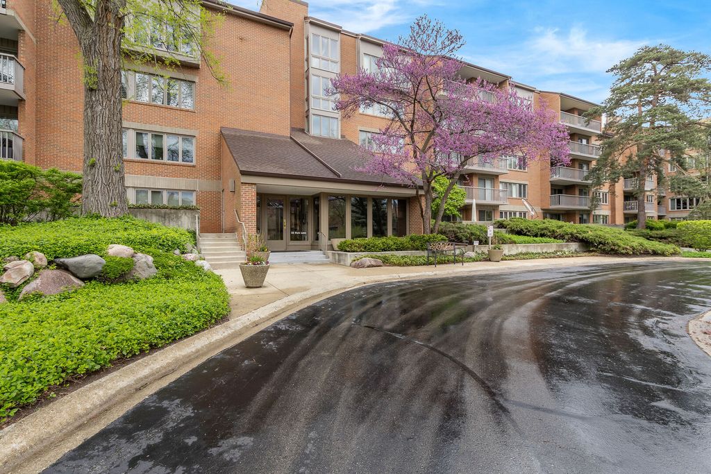 22 Park Lane 404, Park Ridge, IL 60068