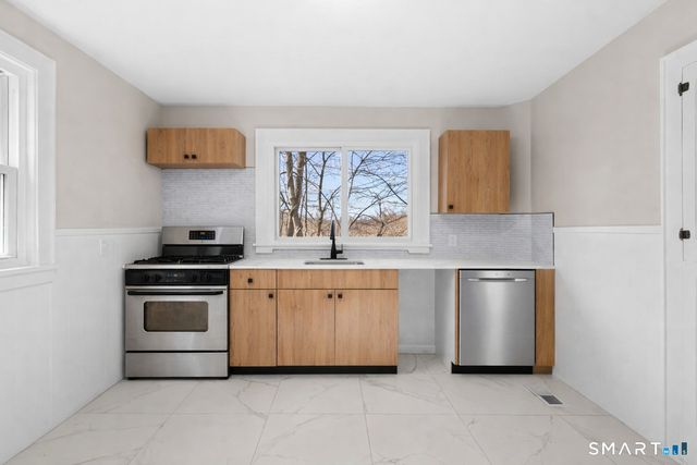 216-R West Thames Street, Norwich, CT 06360