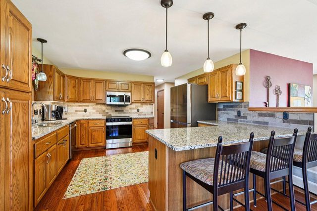3910 E Greenway DRIVE, Oak Creek, WI 53154