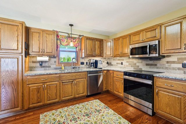 3910 E Greenway DRIVE, Oak Creek, WI 53154