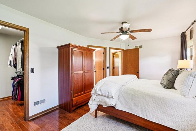 3910 E Greenway DRIVE, Oak Creek, WI 53154