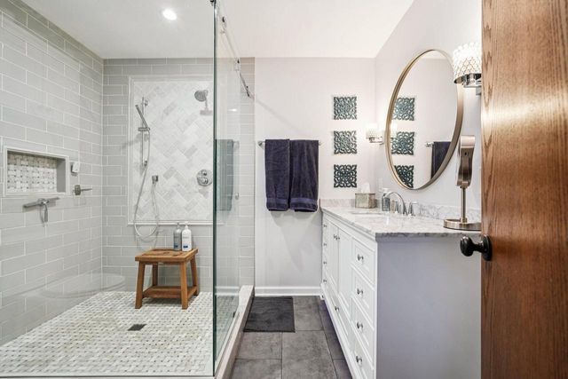 3910 E Greenway DRIVE, Oak Creek, WI 53154