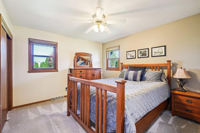 3910 E Greenway DRIVE, Oak Creek, WI 53154