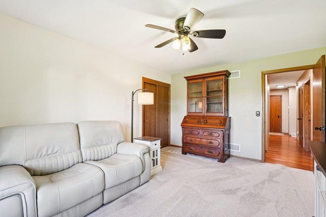 3910 E Greenway DRIVE, Oak Creek, WI 53154